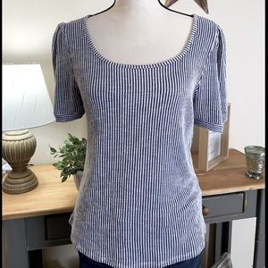 W5 Shirt with a Square Neck and Short Puff Sleeve